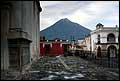 Antigua v Guatemale a sopka Agua